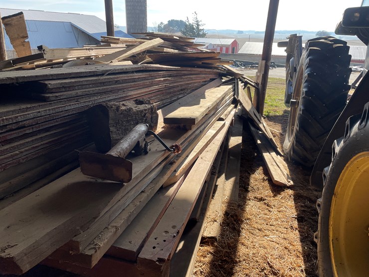 #6069-•-18'-flatbed-wagon-with-contents-image-22