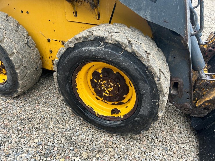 2020-deere-318g-image-12