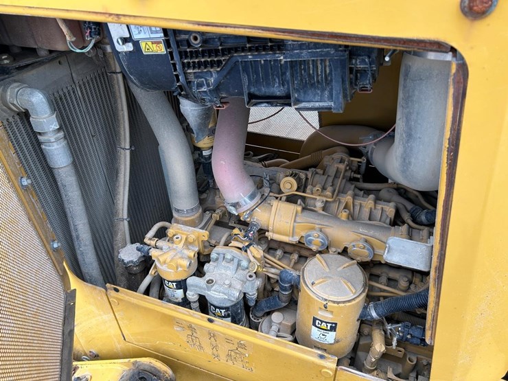 2015-caterpillar-d6k2-lgp-image-21