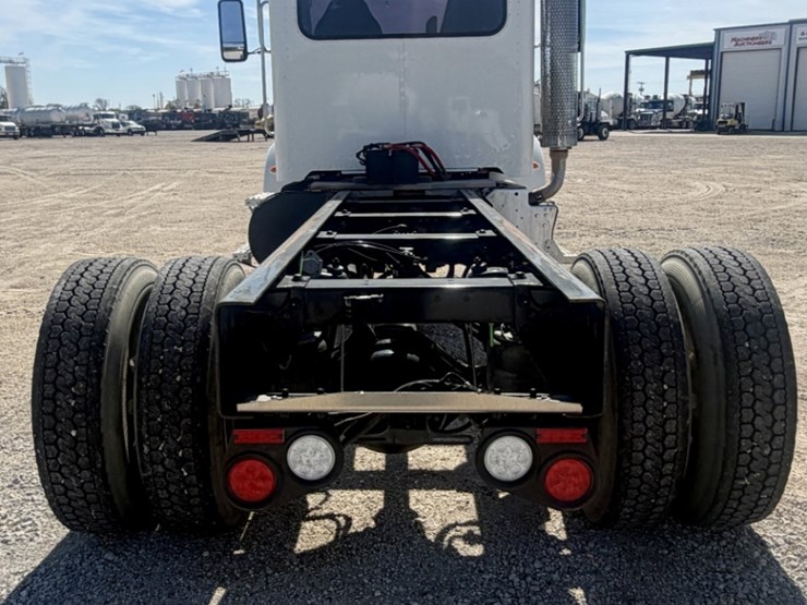 2016-peterbilt-337-image-6