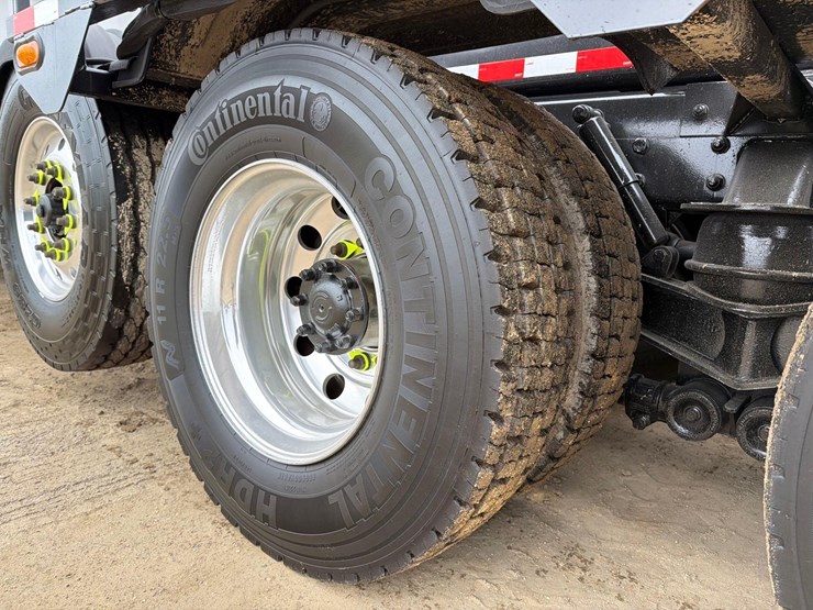 2026-peterbilt-567-image-9