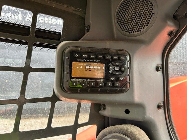 2019-kubota-ssv75-image-23
