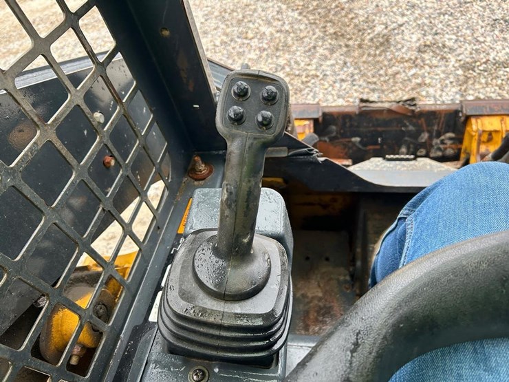 2020-deere-317g-image-25