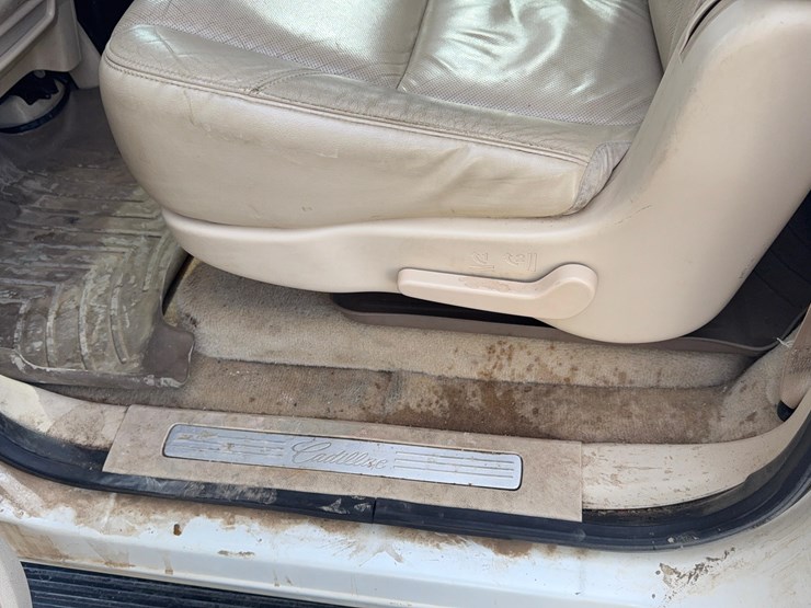 2008-cadillac-escalade-image-19