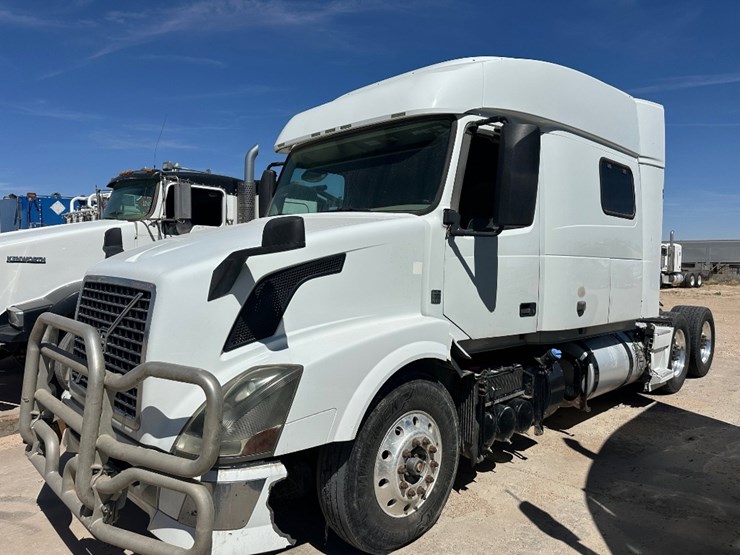 2015-volvo-vn-image-1