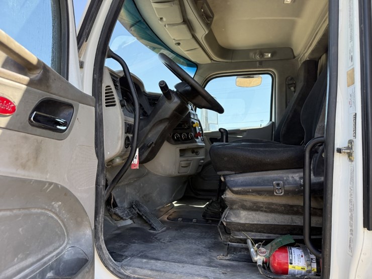 2018-peterbilt-567-image-17