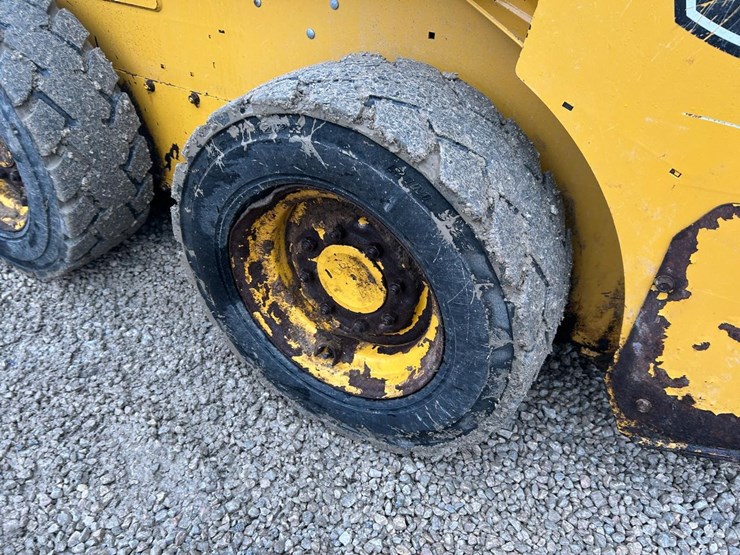 2020-deere-318g-image-15