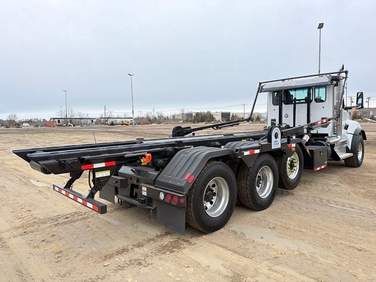 2026-peterbilt-567-image-4