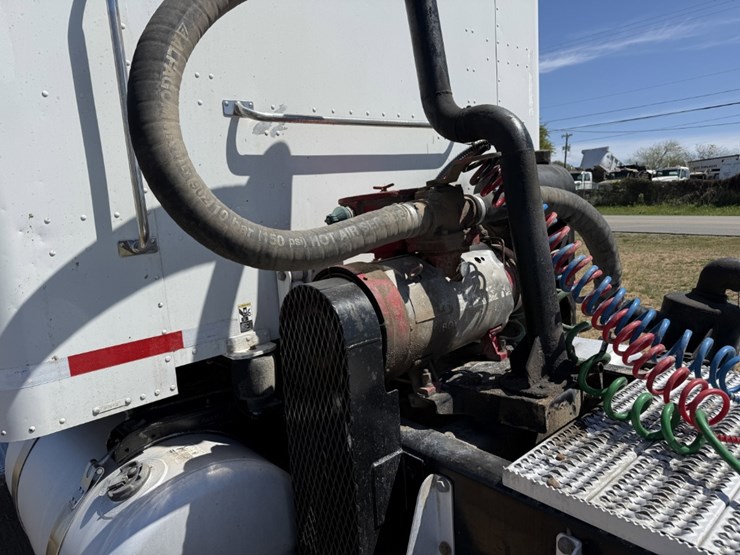 2013-peterbilt-367-image-11