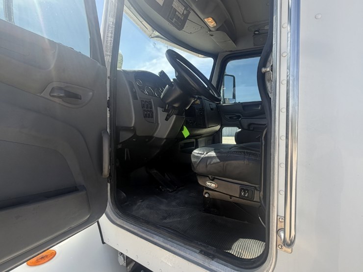 2016-peterbilt-337-image-9