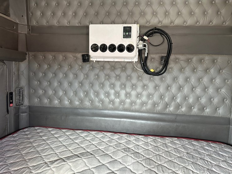 2013-kenworth-t660-image-10