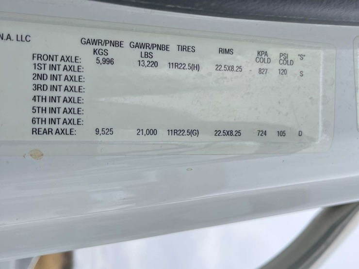 2018-freightliner-m2-106-image-8