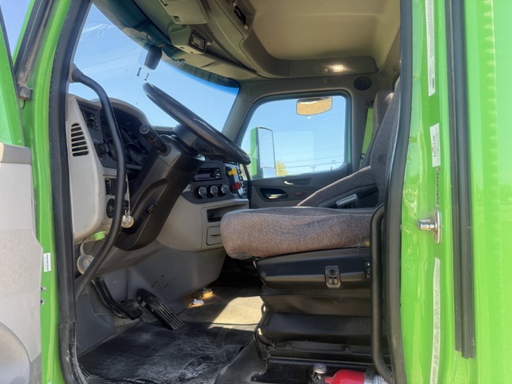 2019-peterbilt-567-image-11