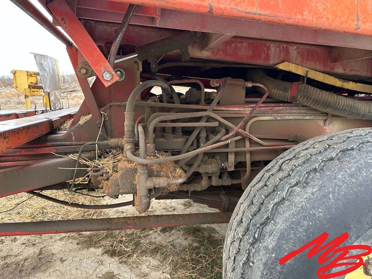 new-holland-1048-image-19