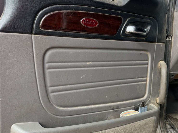 2013-peterbilt-388-image-42