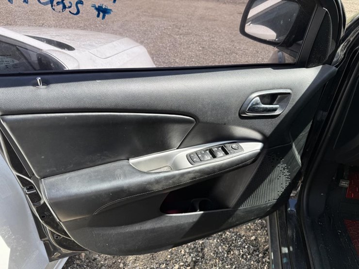 2012-dodge-journey-sxt-image-12