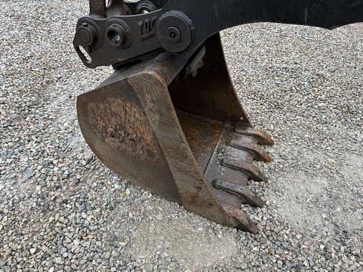 2015-takeuchi-tb260-image-8