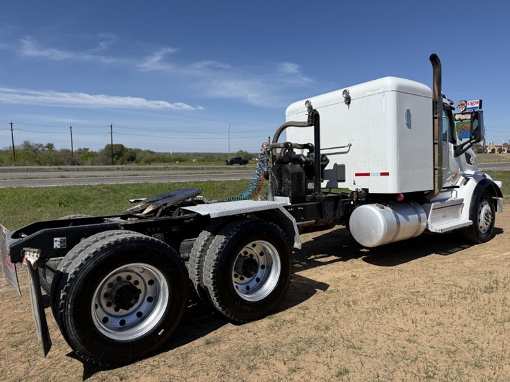 2018-peterbilt-567-image-5
