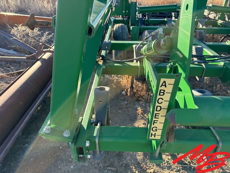 john-deere-32-image-13