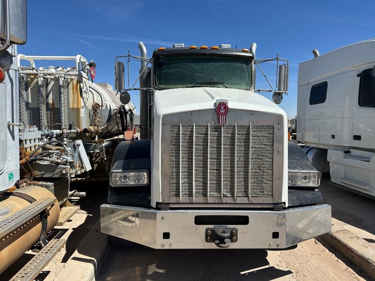 2013-kenworth-t800-image-2