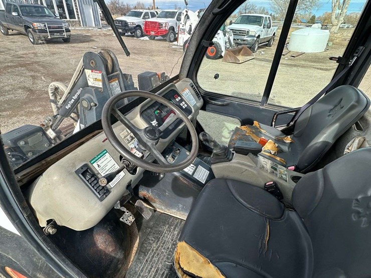 2005-bobcat-toolcat-5600-image-10