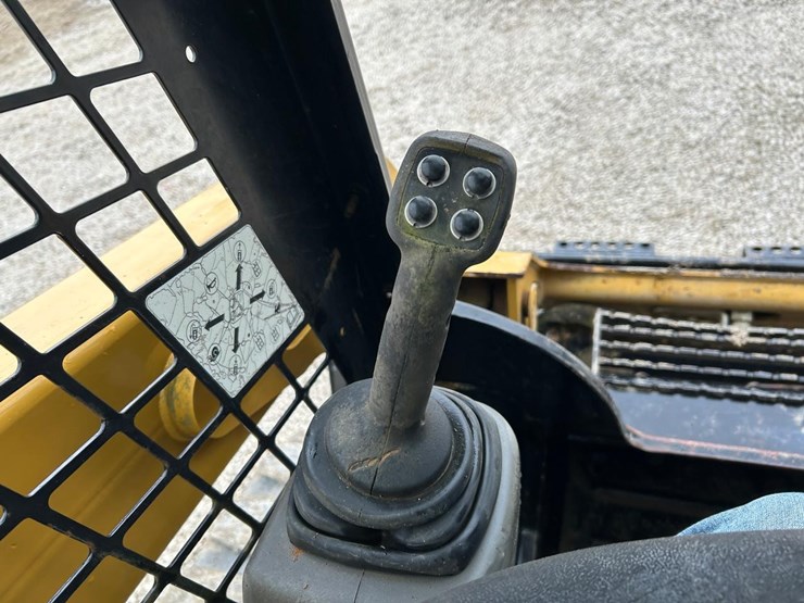 2015-caterpillar-259d-image-25