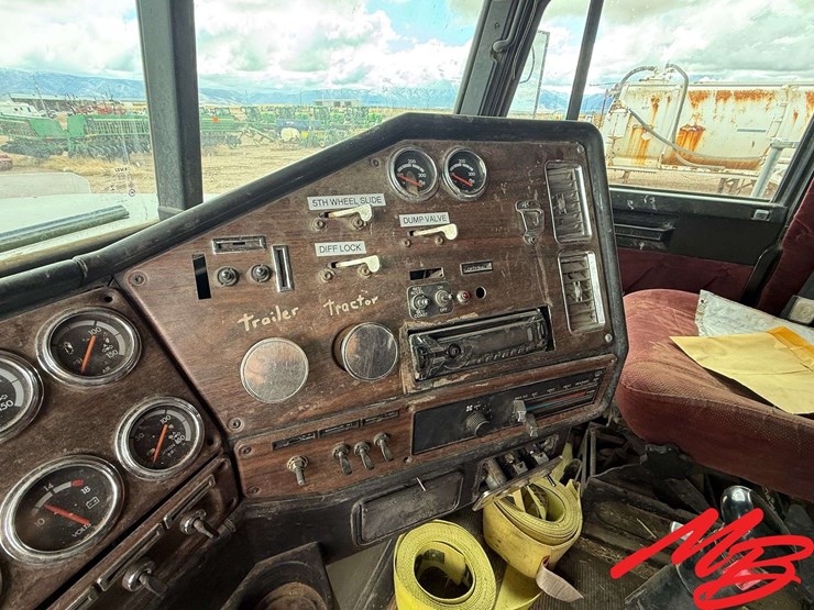 1999-freightliner-fld120-image-17