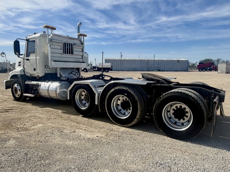 2010-mack-cxu-tri-axle-image-7