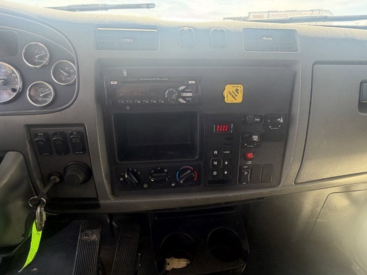 2016-peterbilt-337-image-11