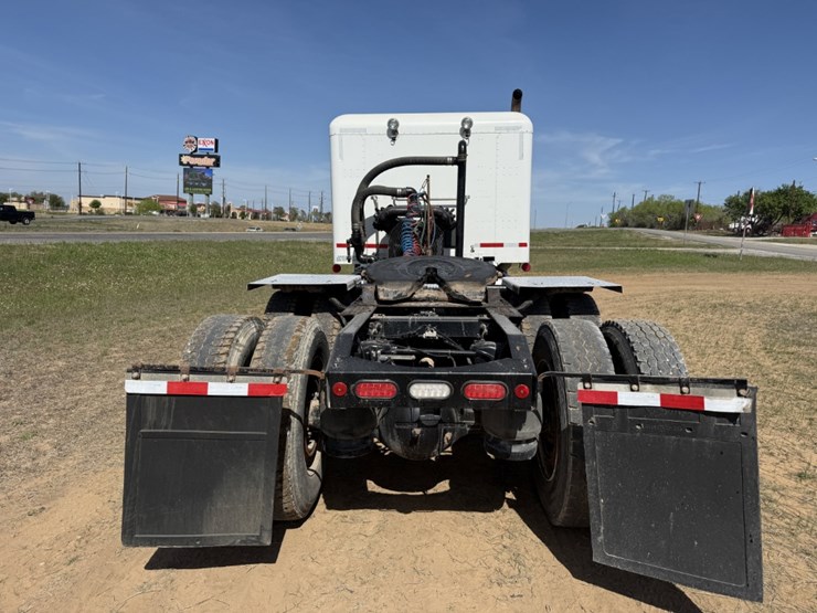 2018-peterbilt-567-image-6