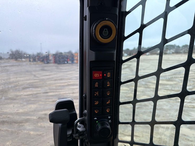 2025-caterpillar-255-image-24