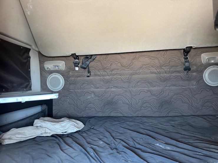 2015-volvo-vn-image-8