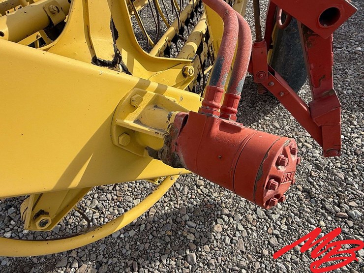 new-holland-216-image-13