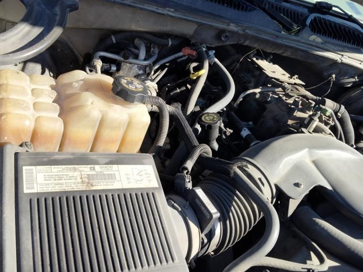 2003-chevrolet-suburban-image-17