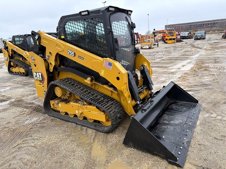 2025-caterpillar-255-image-3