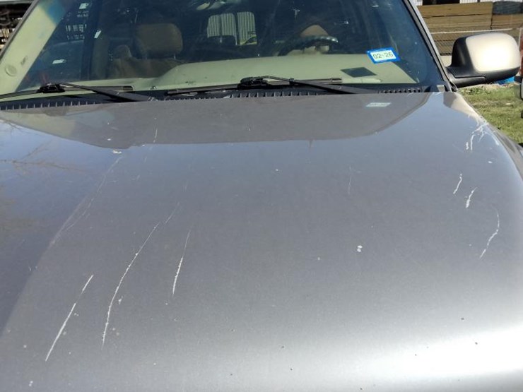 2003-chevrolet-suburban-image-15