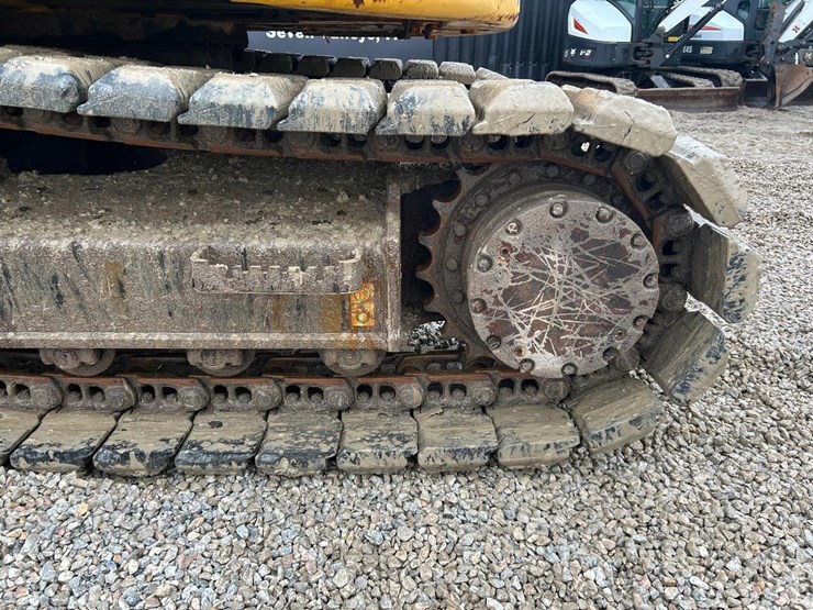 2020-deere-135g-image-19