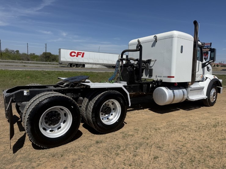 2018-peterbilt-567-image-5