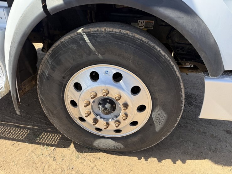 2018-peterbilt-567-image-12