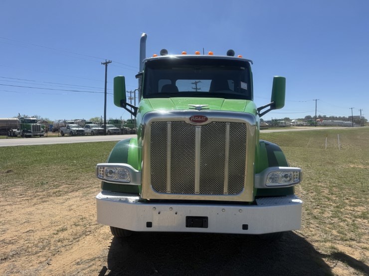 2019-peterbilt-567-image-2