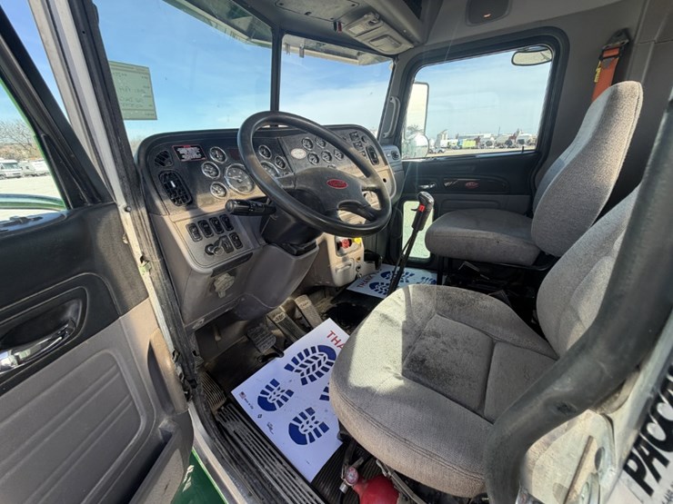 2021-peterbilt-367-image-17