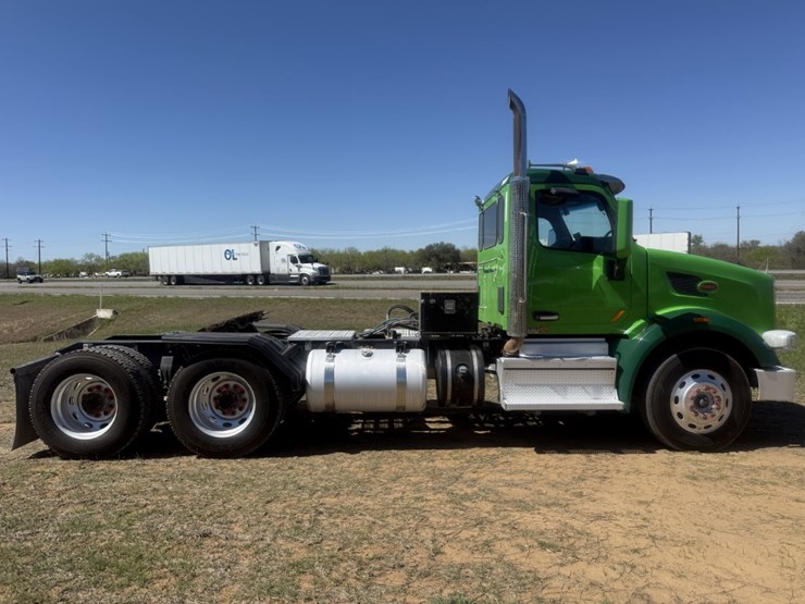 2019-peterbilt-567-image-4