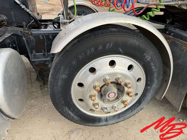 2013-peterbilt-388-image-30