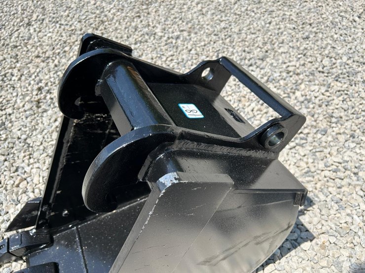 18"-x-change-bucket-for-a-bobcat-excavator-image-9