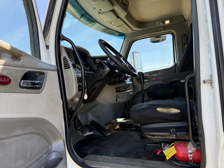 2018-peterbilt-567-image-11