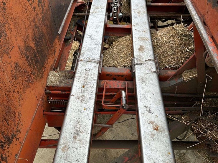 new-holland-1048-image-20