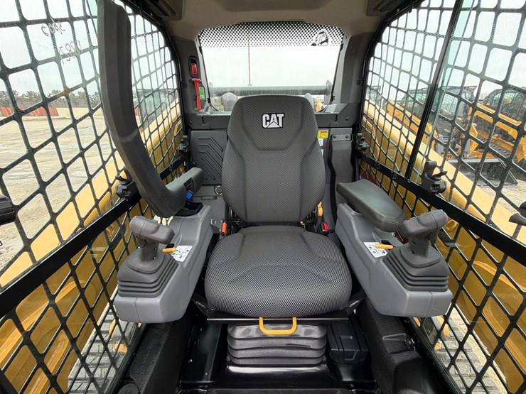 2025-caterpillar-255-image-16