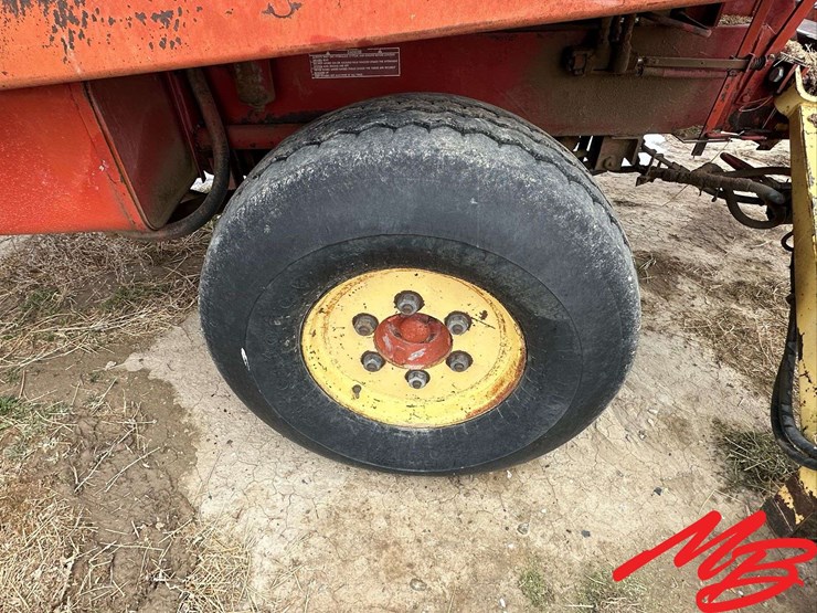 new-holland-1048-image-10