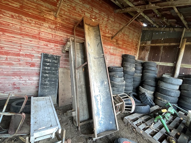 #6083-•-(2)-feed-troughs-image-1