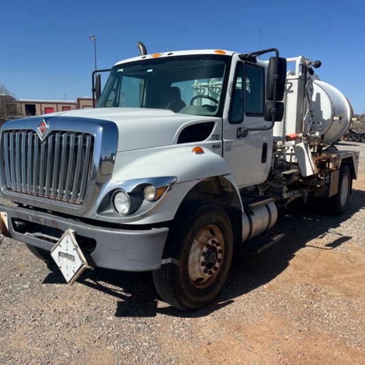 2011 INTERNATIONAL WORKSTAR 7300